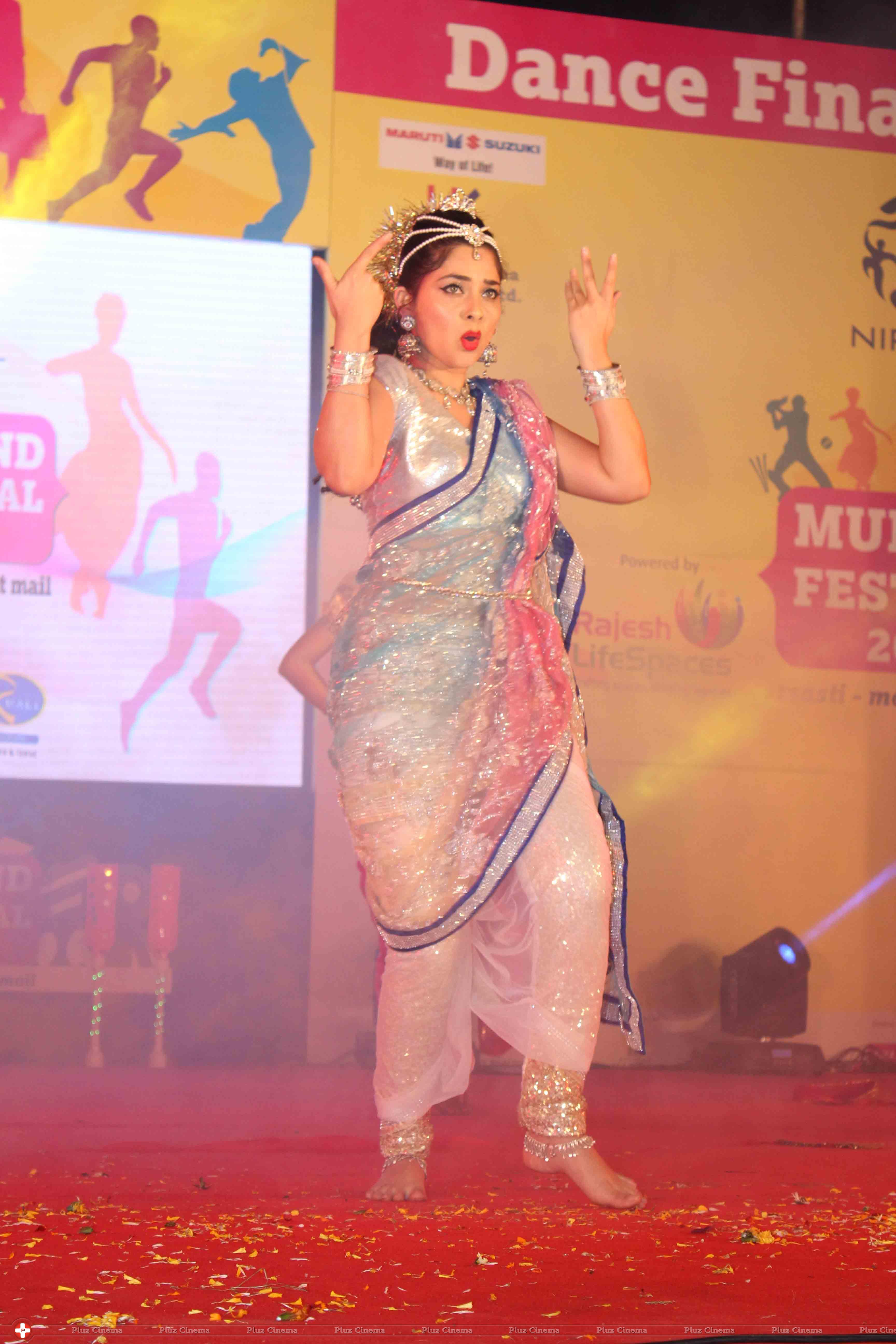 Sonali Kulkarni - Sonali Kulkarni perform on Lavani Dance at Mulund festival 2013 Photos | Picture 687731